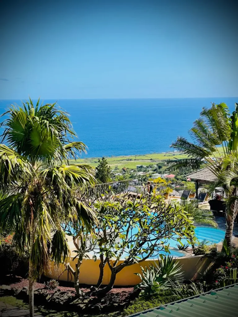 Guétali, appartement T3 à l'étage, aux Lataniers à Saint-Leu avec petite terrasse et sa vue mer et piscine