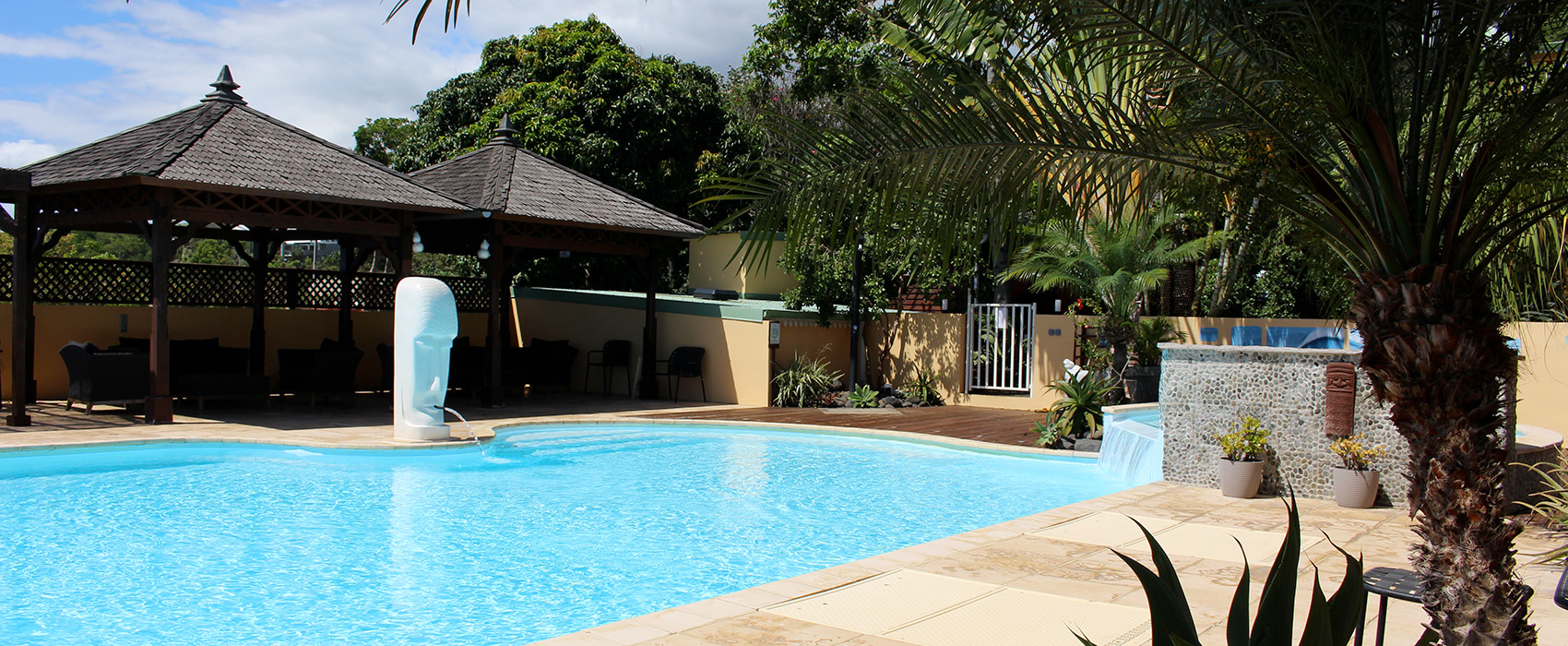 piscine et kiosque