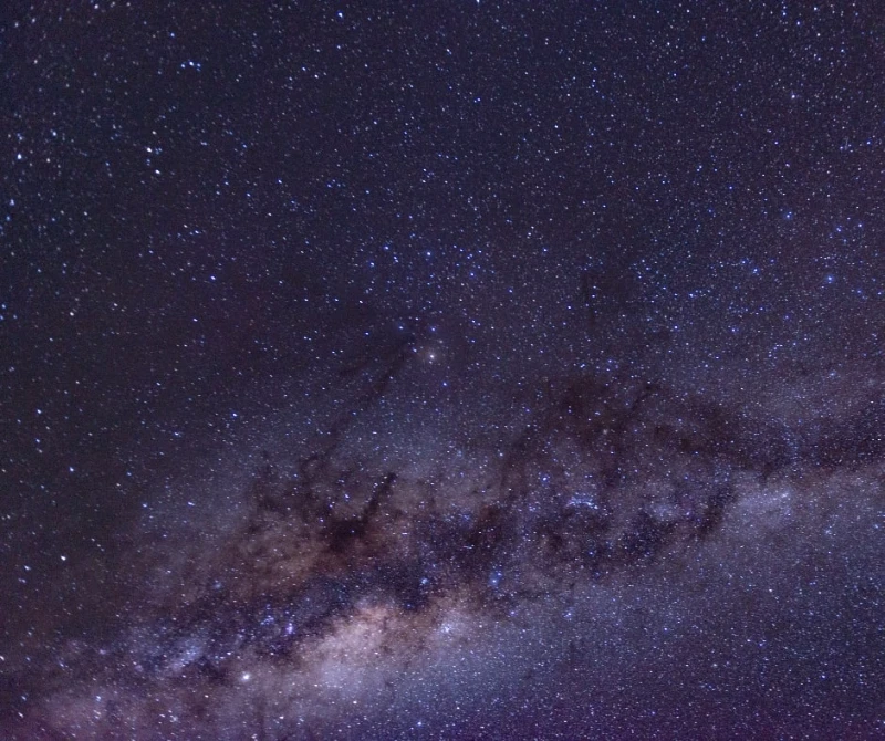 Ciel nocturne de La Réunion avec la Voie lactée, offrant une vision claire de notre galaxie dans l’hémisphère sud