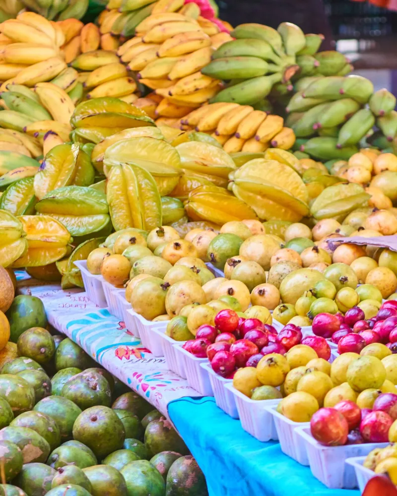 Etal de fruits sur un marché de l'Ile de La Réunion goyaviers, fruits de la passions, bananes, caramboles