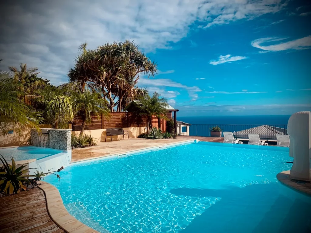 Piscine chauffée à débordement avec vue panoramique sur l’océan Indien à la résidence Les Lataniers, Saint-Leu, La Réunion.