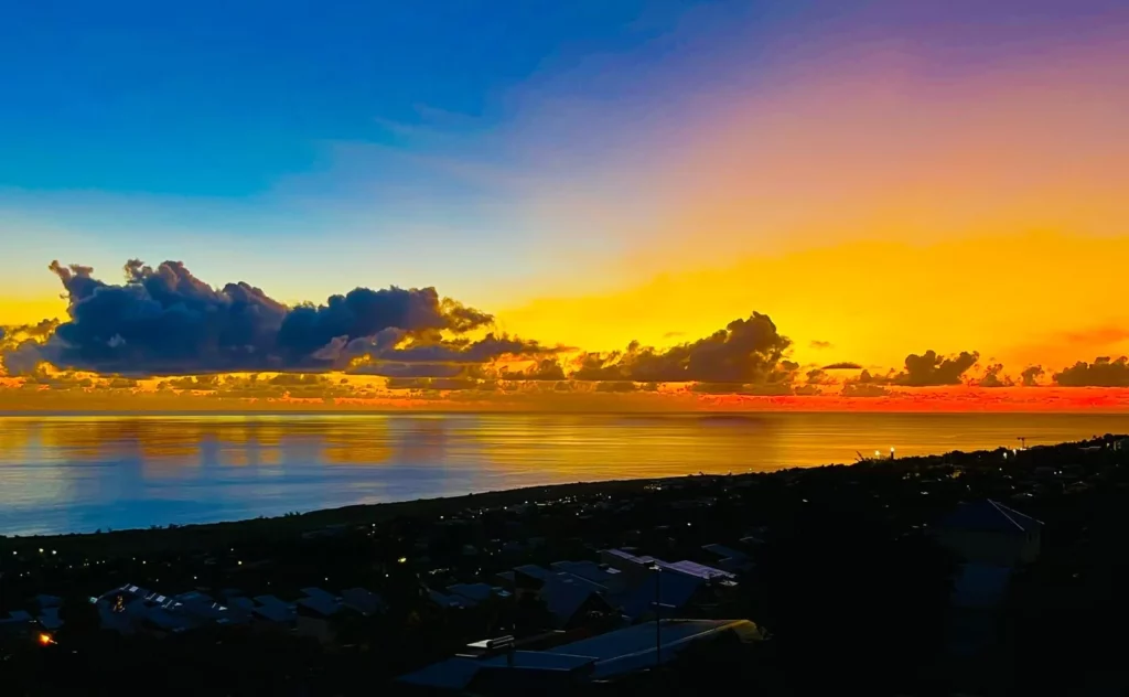 Coucher de soleil depuis les hauts de Saint-Leu côte ouest Réunion, depuis la terrasse de la piscine des Lataniers