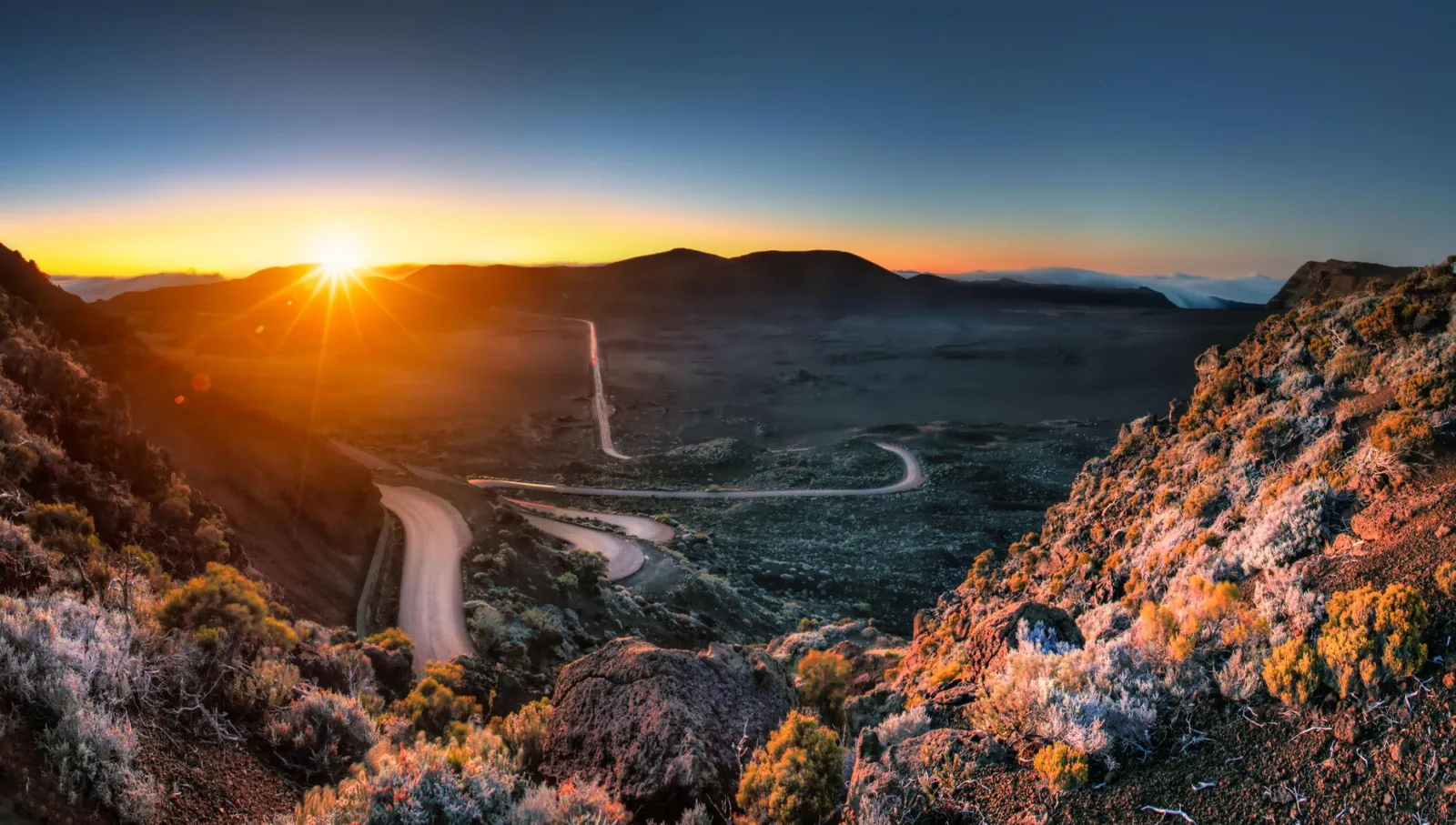 Route à La Réunion avec vue sur le volcan