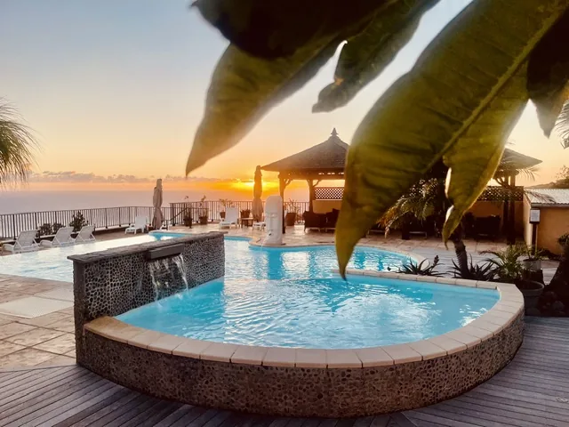 oucher de soleil sur la piscine des Lataniers à Saint-Leu
