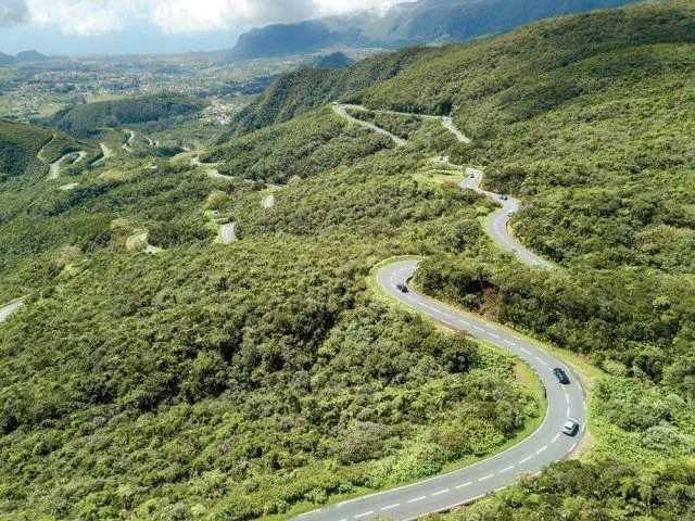 Route sinueuse de montagne à La Réunion